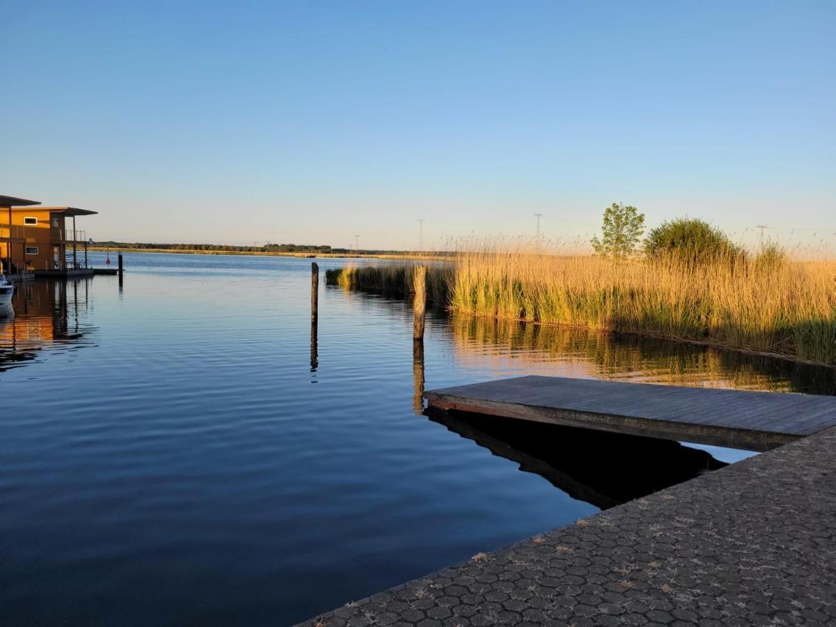 4 Sterne Dtv Floating House Hotel Kröslin Екстериор снимка